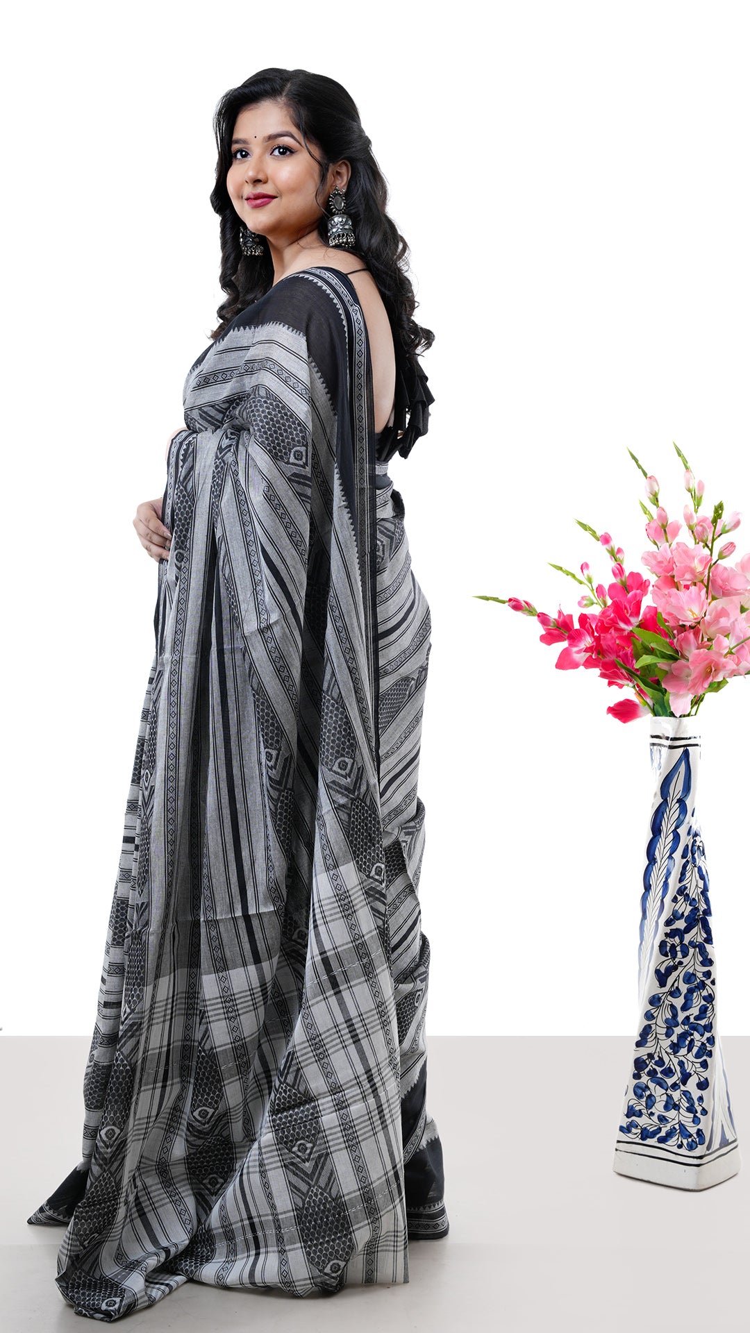 A black dhanekhali saree