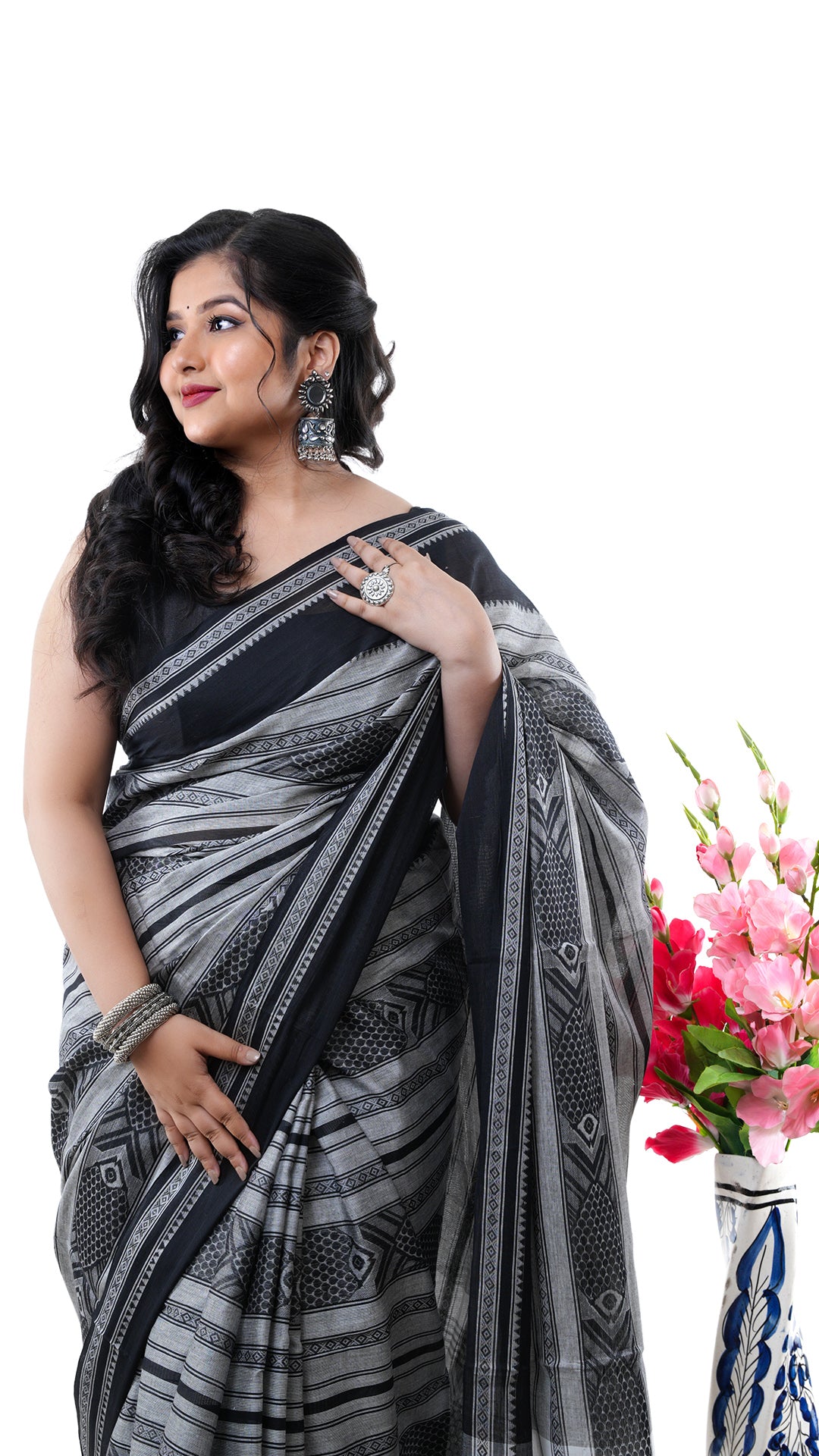 A black dhanekhali saree