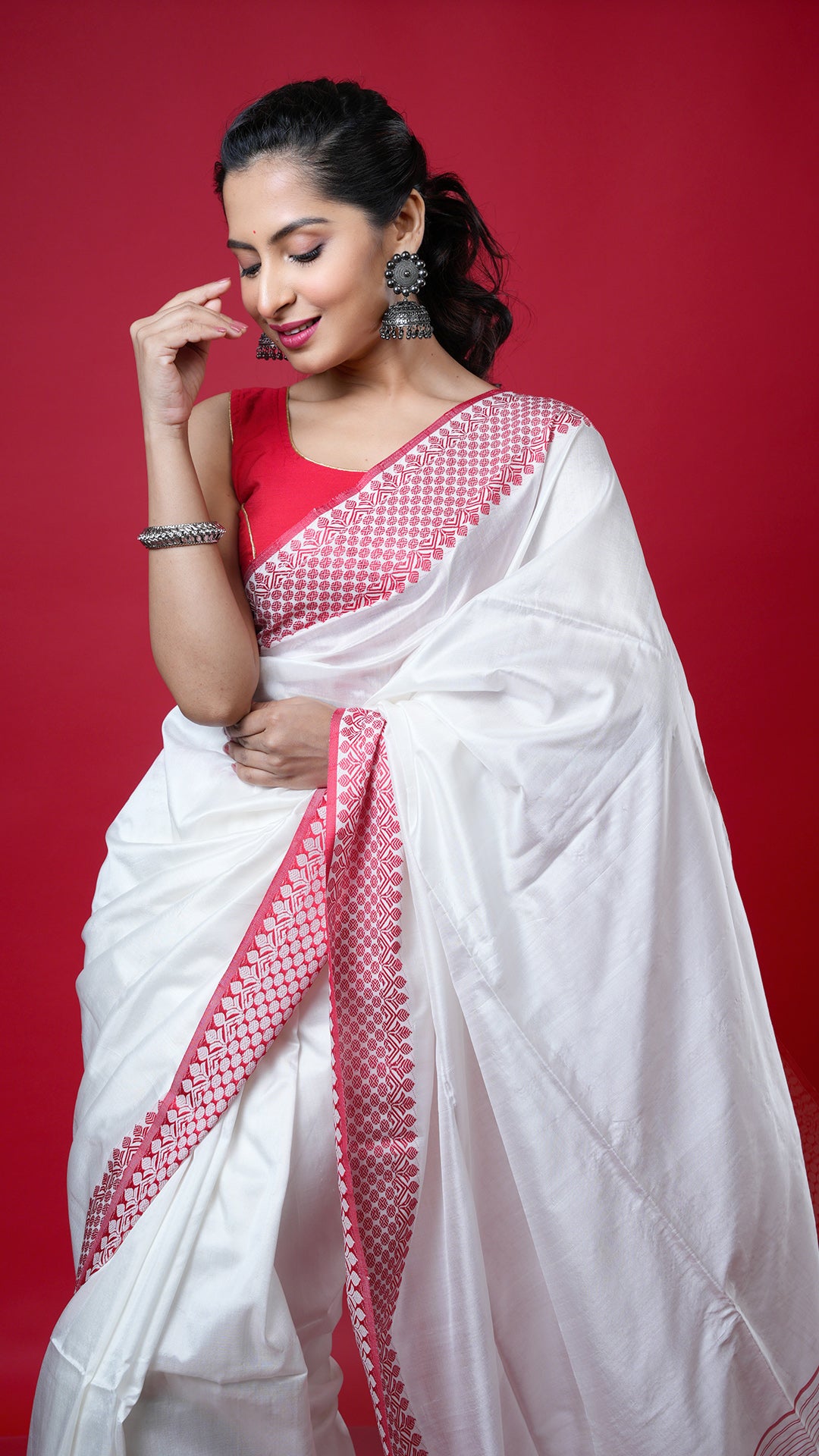 An off white with red silk saree. A traditional silk saree in festive shades. Crafted with silk Warp and weft. Standard 5.5-meter length. Includes matching blouse piece. handloom silk sari