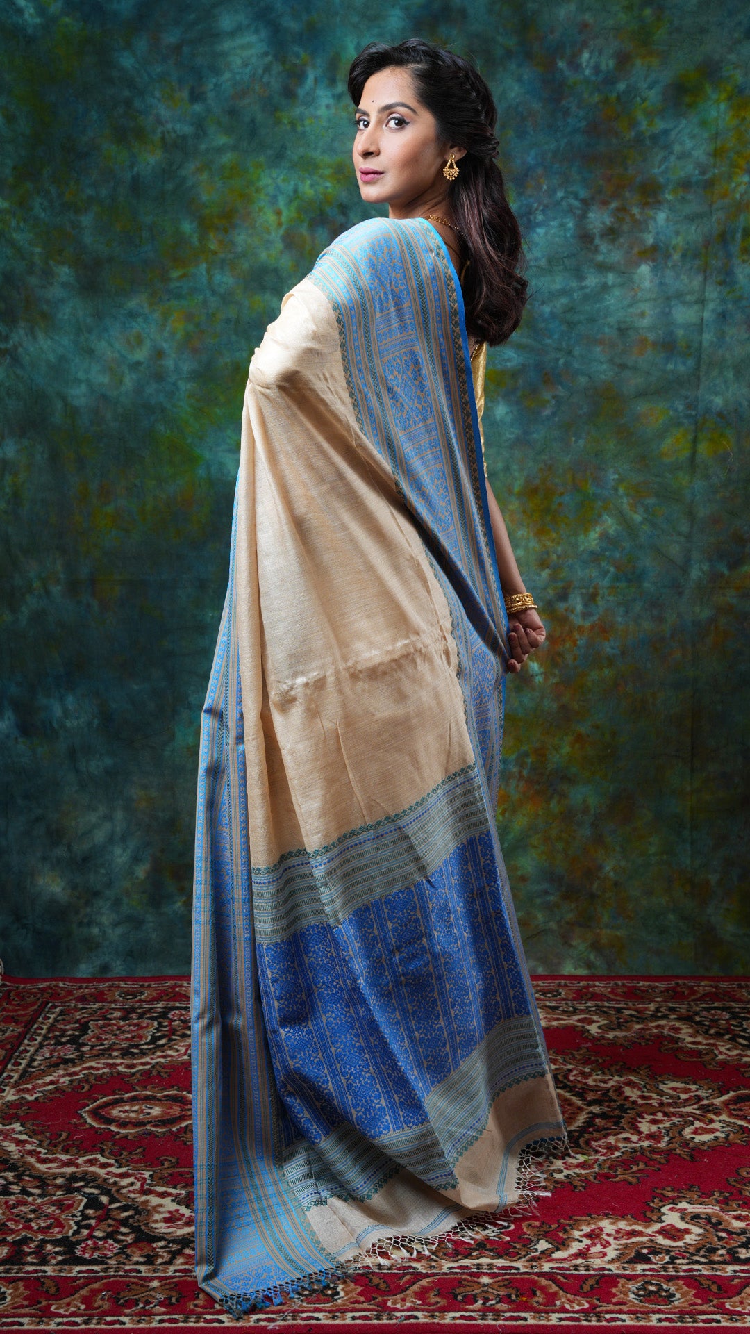 A tassar with blue weave