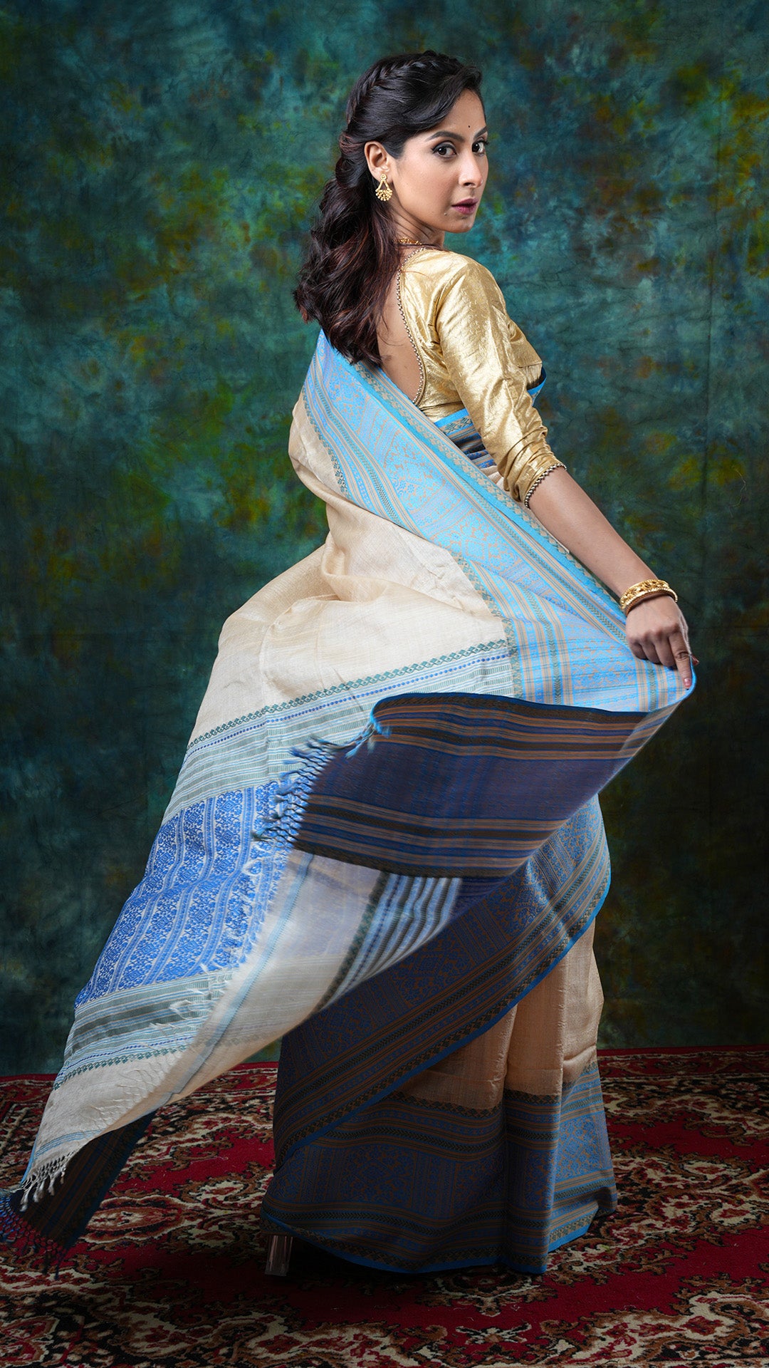 A tassar with blue weave