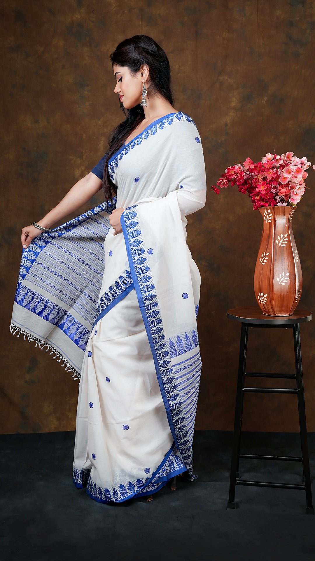 Off white with blue tangail