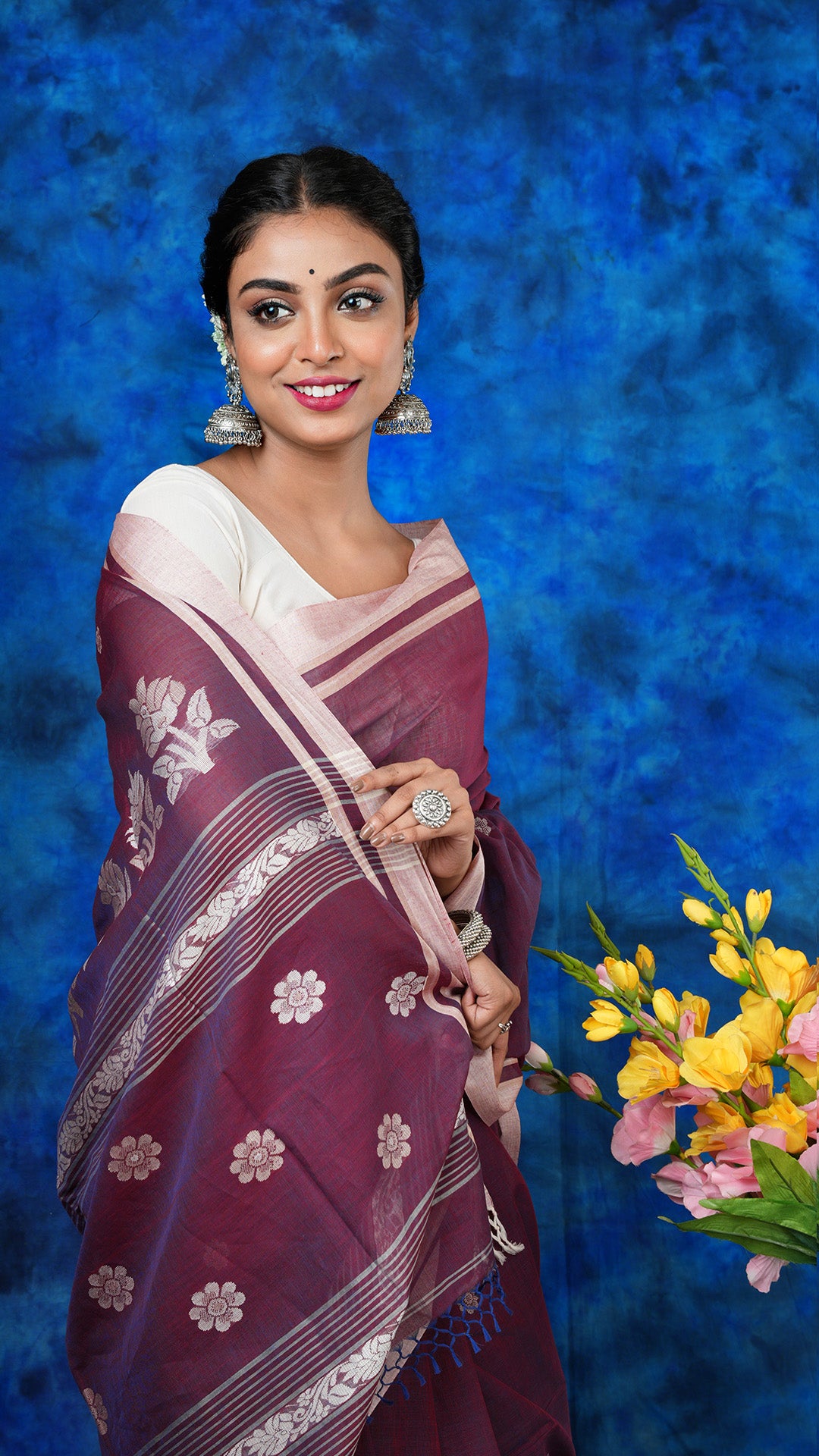 A dual tone mauve colour saree
