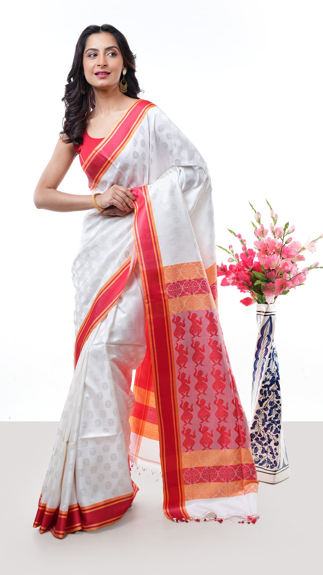 A white and red silk saree. A white silk sari with a red border. Crafted with silk Warp and weft. Standard 5.5-meter length. Includes matching blouse piece. handloom silk sari