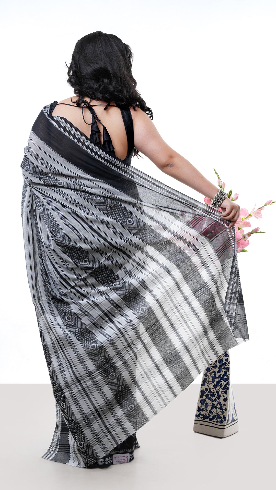 A black dhanekhali saree