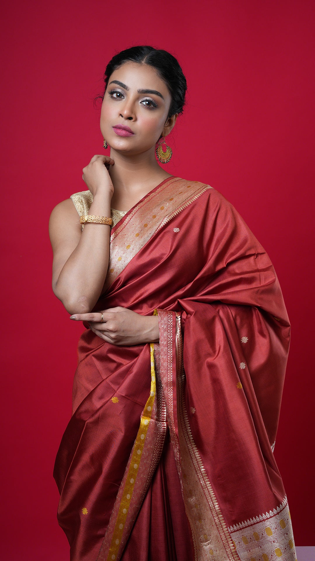 A rust colour tangail silk. A tangail silk saree in rust tone. Crafted with silk Warp and weft. Standard 5.5-meter length. Includes matching blouse piece. Tangail saree, handloom silk sari