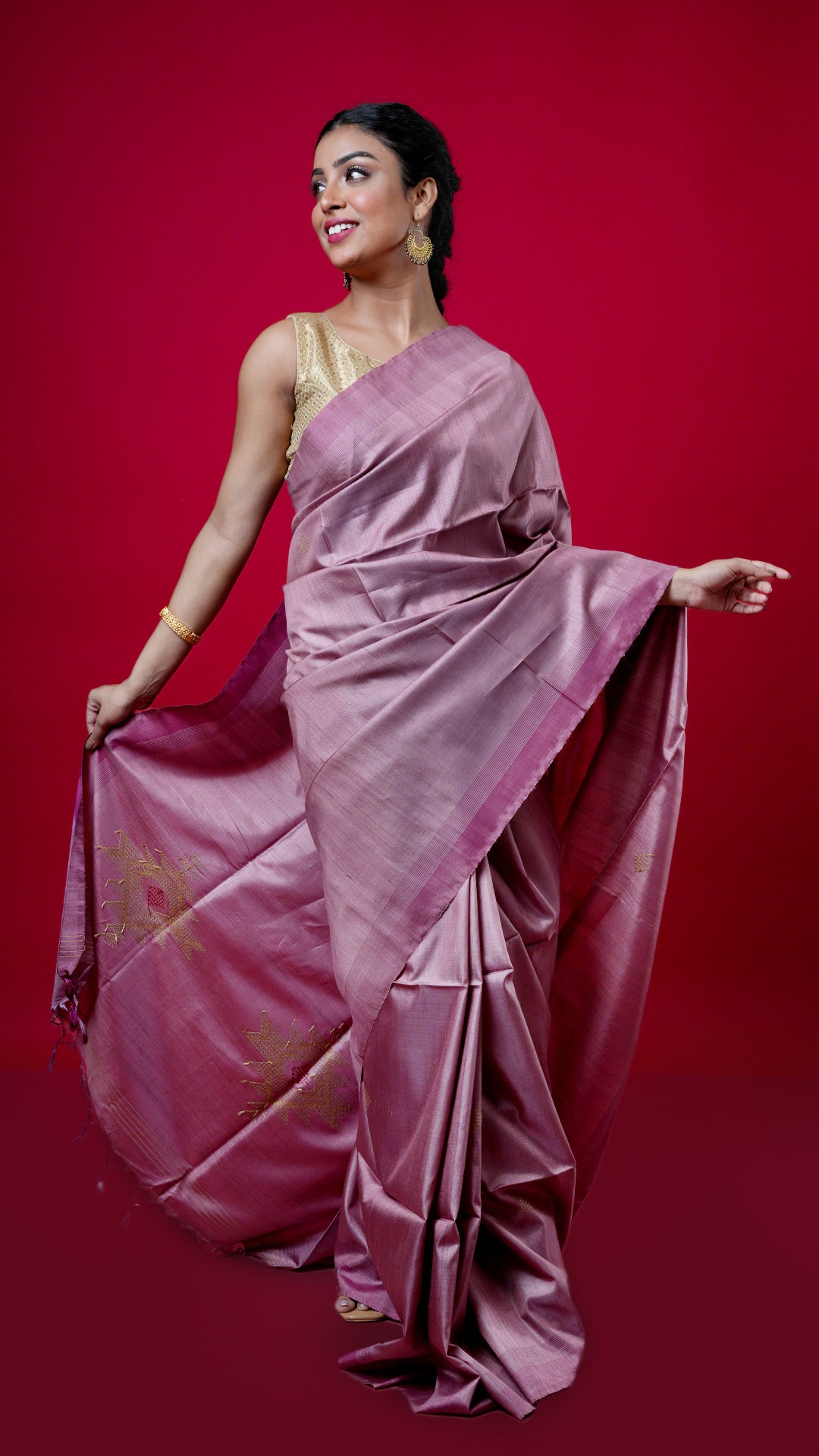 A tassar saree in onion peel colour. A onion shaded tassar sari with rich pallu. Crafted with tassar Warp and weft. Standard 5.5-meter length. Includes matching blouse piece. tassar, handloom silk sari