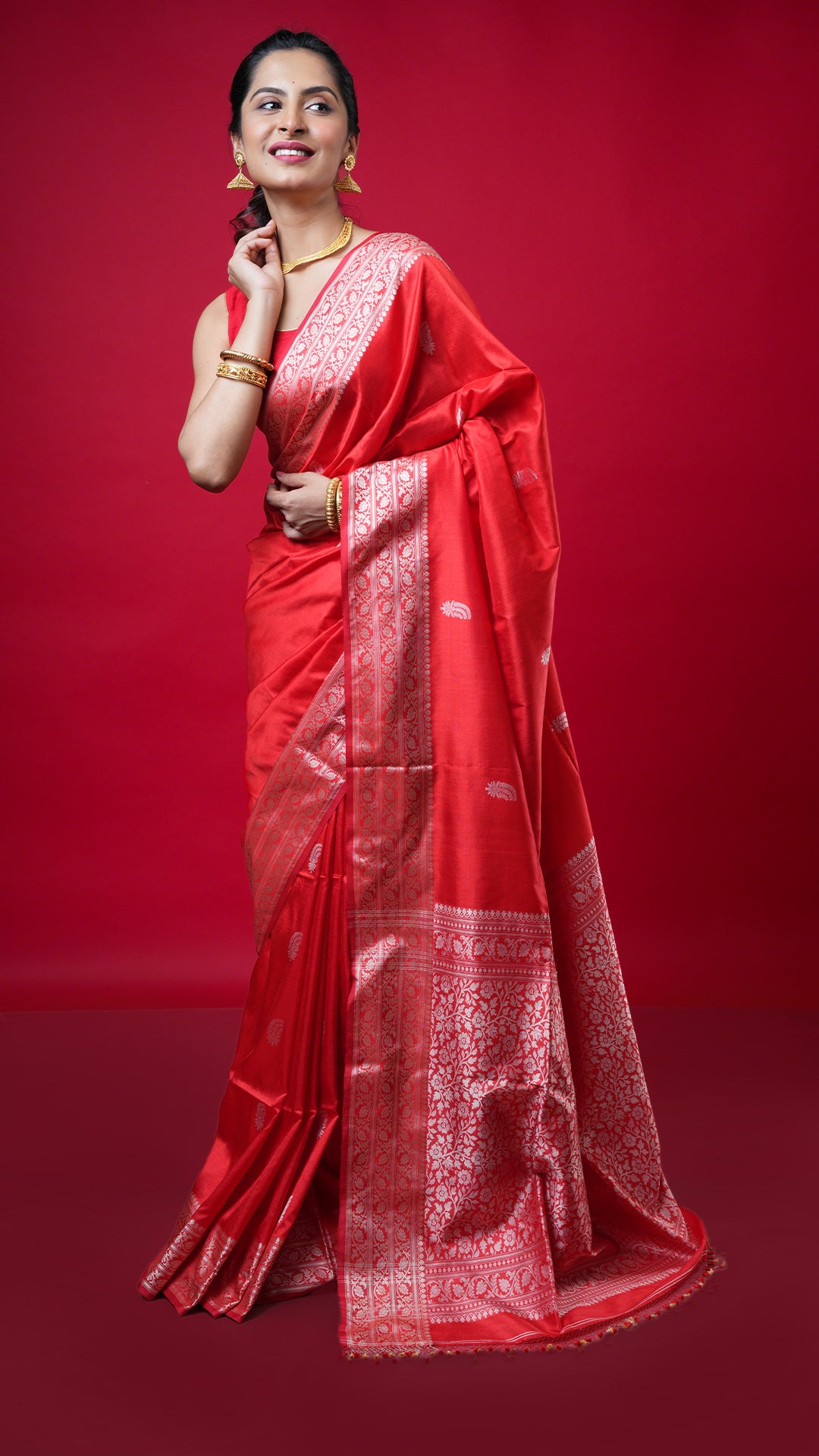 A red coloured silk saree. A red coloured silk saree with bright appeal. Crafted with silk Warp and weft. Standard 5.5-meter length. Includes matching blouse piece. handloom silk sari
