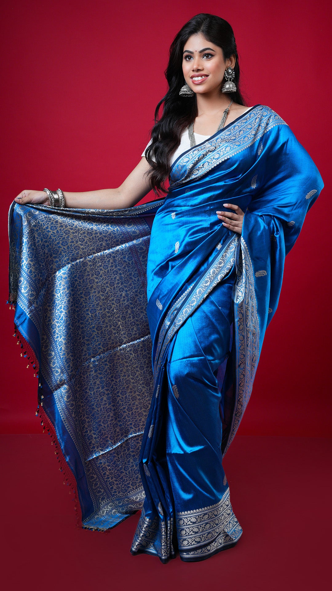 A blue coloured silk saree. A blue coloured silk saree with royal hue. Crafted with silk Warp and weft. Standard 5.5-meter length. Includes matching blouse piece. handloom silk sari