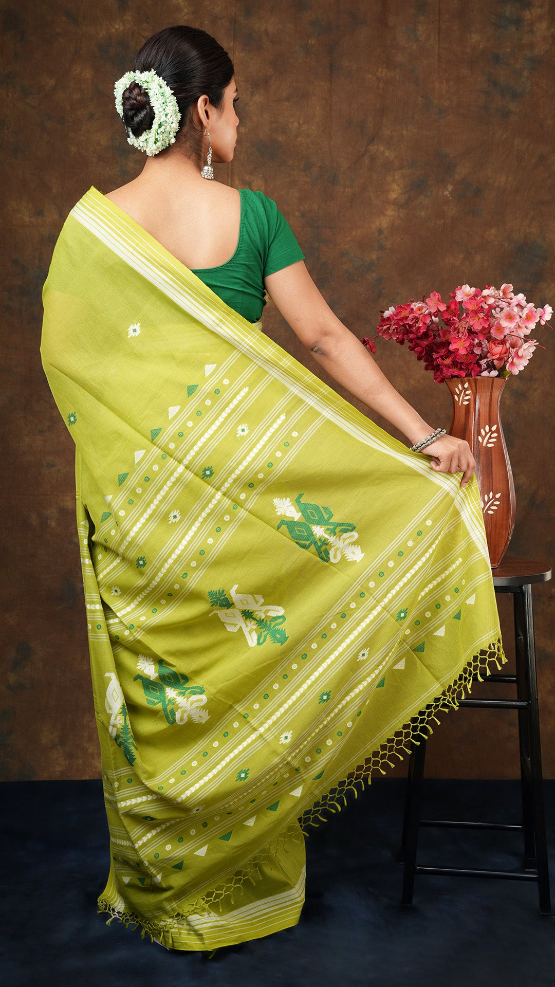 A green coloured tangail saree