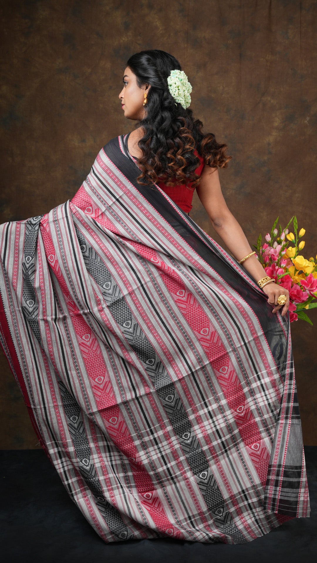 A grey dhanekhali saree