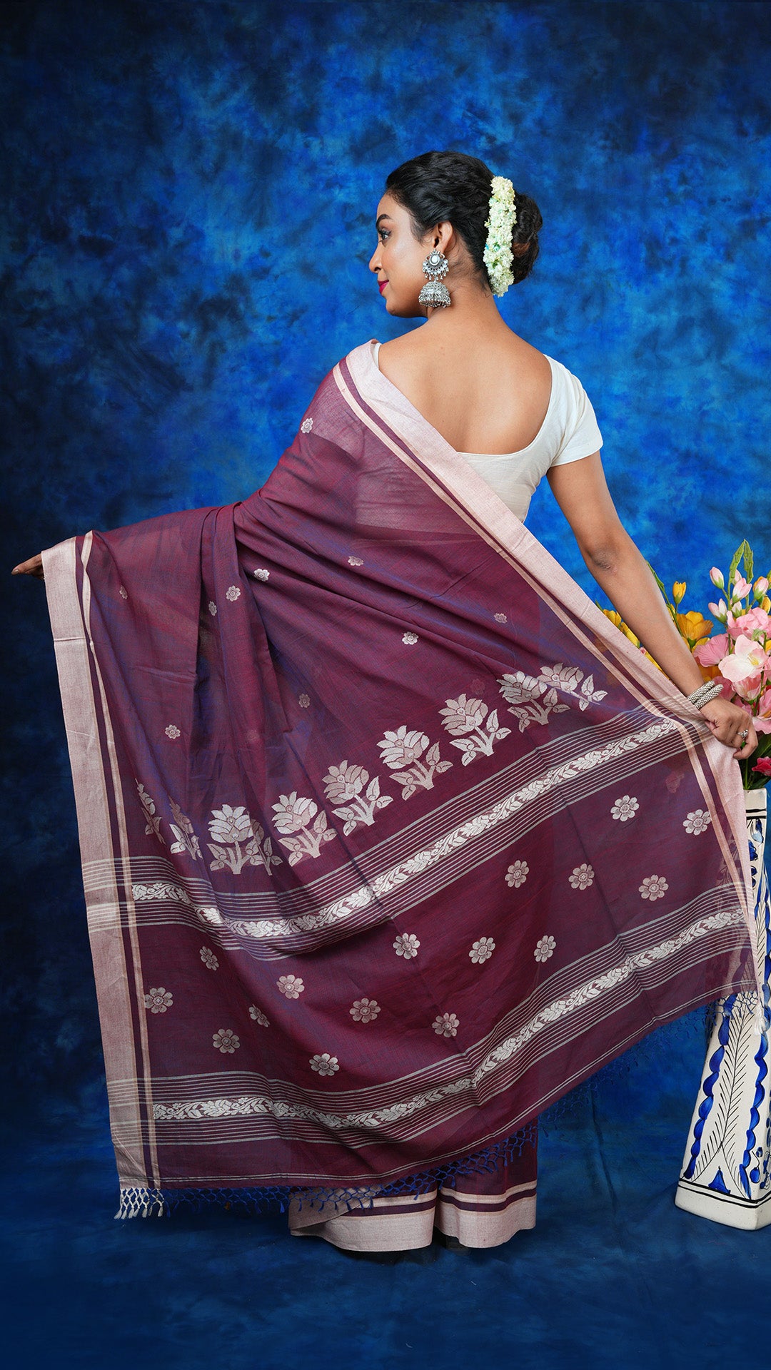 A dual tone mauve colour saree